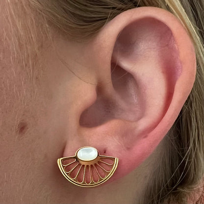 Fan earstuds with mother of pearl